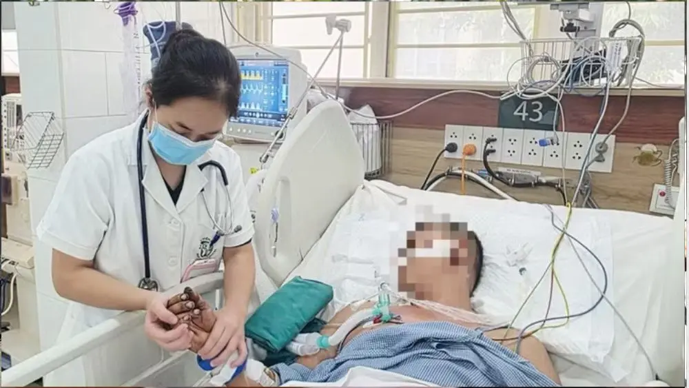Vụ cháy nhà nghi liên quan sạc xe điện khiến bé 16 tháng tuổi tử vong, người chồng vẫn phải thở máy tại Bệnh viện Bạch Mai. Xem diễn biến sức khỏe.