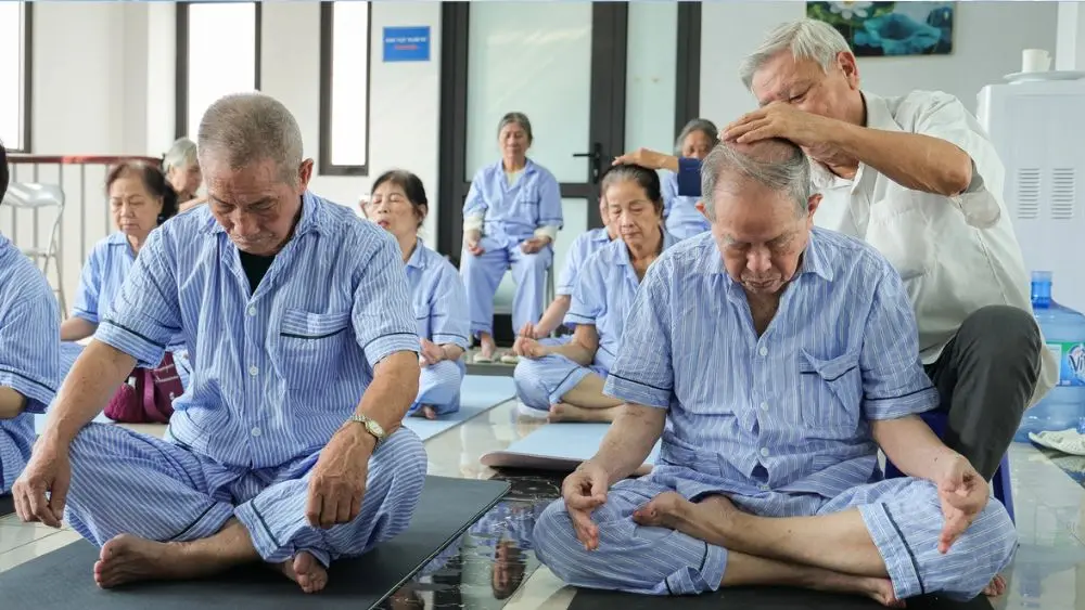 Khám phá mô hình viện dưỡng lão ban ngày ở Hà Nội, nơi người cao tuổi được chăm sóc sức khỏe, ngồi thiền, giao lưu và vui sống bên bạn bè.