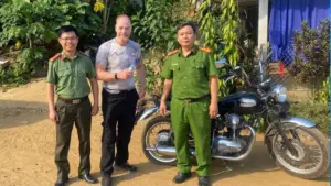 Cảnh sát Quảng Ngãi hỗ trợ du khách Anh bị lạc giữa rừng, thủng lốp xe và đưa ông ra tuyến đường lớn để tiếp tục hành trình.