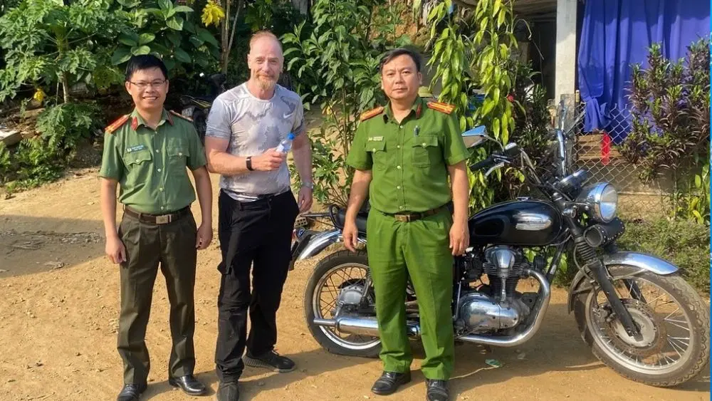 Cảnh sát Quảng Ngãi hỗ trợ du khách Anh bị lạc giữa rừng, thủng lốp xe và đưa ông ra tuyến đường lớn để tiếp tục hành trình.