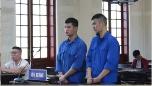 Hai tài xế Dương Mạnh Tài và Hồ Văn Duy bị phạt tù vì 2 lần chở 10 người Trung Quốc ở lại Việt Nam trái phép để nhận tiền công.