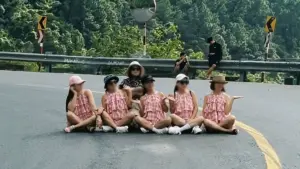 Sáu phụ nữ chụp ảnh giữa khúc cua đèo Hải Vân gây chú ý trên mạng, gợi lại những vụ tạo dáng chụp ảnh gây tranh cãi.