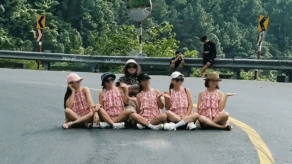 Sáu phụ nữ chụp ảnh giữa khúc cua đèo Hải Vân gây chú ý trên mạng, gợi lại những vụ tạo dáng chụp ảnh gây tranh cãi.
