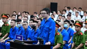 Mr Pips Phó Đức Nam tại phiên tòa xét xử vụ án lừa đảo 1.600 tỉ đồng. Tìm hiểu diễn biến và lời khai của các bị cáo.
