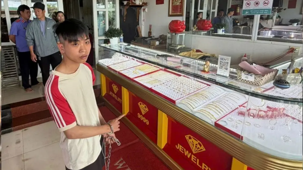 Trịnh Vũ Phúc Lộc bị bắt sau hơn 6 giờ cướp tiệm vàng ở xã D'Ran, Lâm Đồng. Công an thu hồi số vàng là tang vật vụ án.