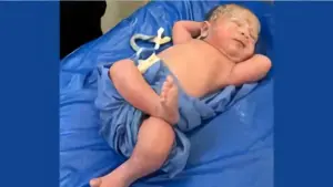 Em bé sơ sinh ở Ai Cập gây chú ý với tư thế nằm vắt chéo chân thoải mái. Khám phá hình ảnh ngộ nghĩnh khiến nhiều người thích thú.