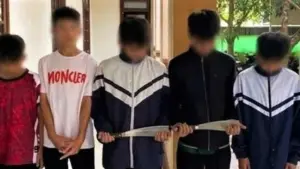 Học sinh lớp 8 ở Hà Tĩnh mang dao phay trong ba lô để giải quyết mâu thuẫn sau khi đá bóng, nhưng bị công an ngăn chặn.
