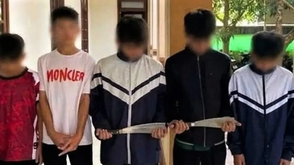 Học sinh lớp 8 ở Hà Tĩnh mang dao phay trong ba lô để giải quyết mâu thuẫn sau khi đá bóng, nhưng bị công an ngăn chặn.