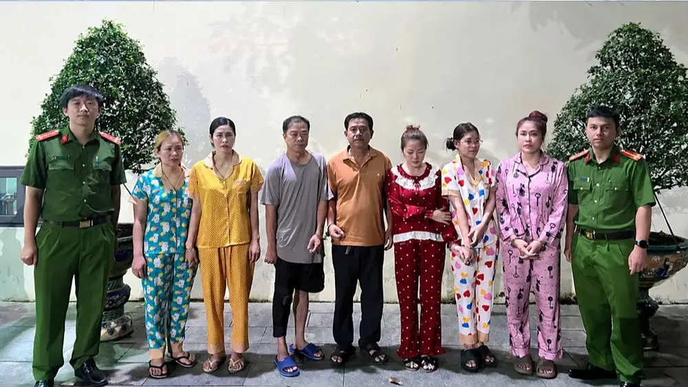 TPHCM khởi tố 26 bị can liên quan vụ môi giới mại dâm tại quán karaoke và đường dây cá độ bóng đá qua mạng quy mô lớn.