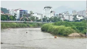 Lực lượng chức năng đang tìm kiếm kiểm lâm viên Lê Chí T. mất tích sau khi trượt chân xuống vùng nước sâu, chảy xiết trên sông Hồng.