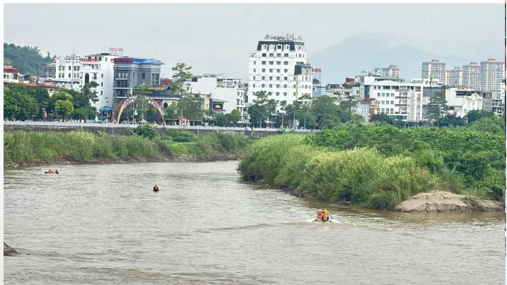 Lực lượng chức năng đang tìm kiếm kiểm lâm viên Lê Chí T. mất tích sau khi trượt chân xuống vùng nước sâu, chảy xiết trên sông Hồng.