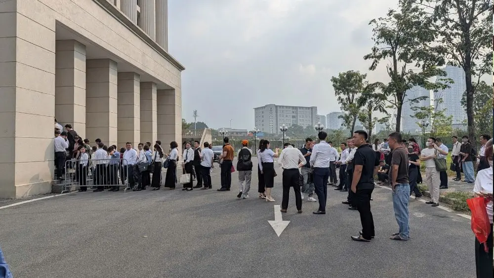 Đường dây lừa đảo Mr Pips khiến nhiều nạn nhân mất hàng tỷ đồng, bán nhà trả nợ, gia đình tan vỡ. Những bi kịch được hé lộ tại phiên tòa.