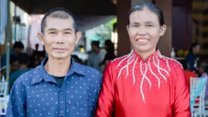 Bà Phan Thị Thủy ở Nghệ An làm mẹ kế, hết lòng chăm sóc 4 con riêng của chồng suốt 23 năm. Câu chuyện cảm động về tình mẫu tử.