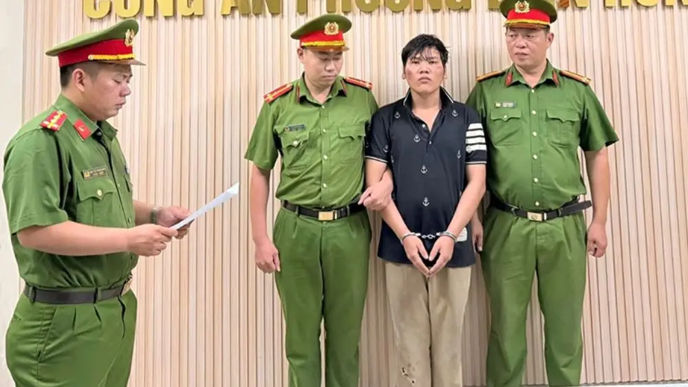 Công an TPHCM tạm giữ Nguyễn Anh Hào sau vụ dùng dao tấn công CSGT, hé lộ diễn biến vụ việc.