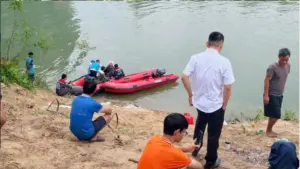 Dùng flycam tìm kiếm hai nam sinh mất tích trên sông Mã ở Thanh Hóa. Theo dõi thông tin về nỗ lực cứu hộ của lực lượng chức năng.