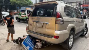 Ô tô Prado lùi trên đường Lê Duẩn, Hà Nội, cuốn xe máy chở hai phụ nữ vào gầm. Xem diễn biến vụ tai nạn và thông tin liên quan.