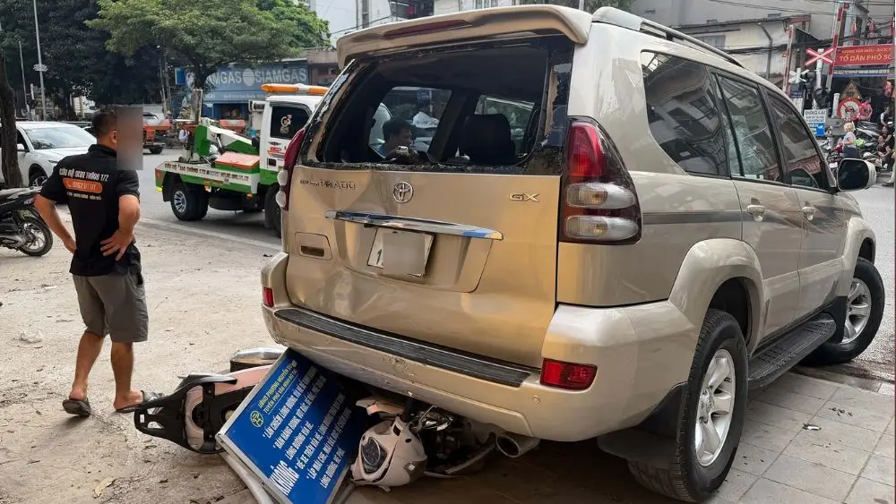 Ô tô Prado lùi trên đường Lê Duẩn, Hà Nội, cuốn xe máy chở hai phụ nữ vào gầm. Xem diễn biến vụ tai nạn và thông tin liên quan.