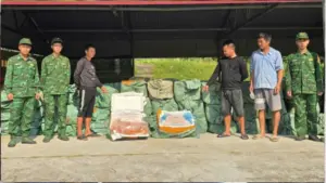 11 người bị phát hiện vận chuyển trái phép hơn 6 tấn thực phẩm qua biên giới, một số thùng nầm lợn và trứng gà non đông lạnh bốc mùi.