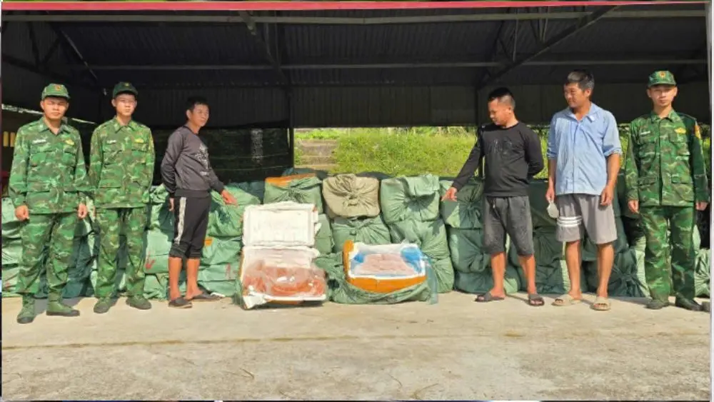 11 người bị phát hiện vận chuyển trái phép hơn 6 tấn thực phẩm qua biên giới, một số thùng nầm lợn và trứng gà non đông lạnh bốc mùi.