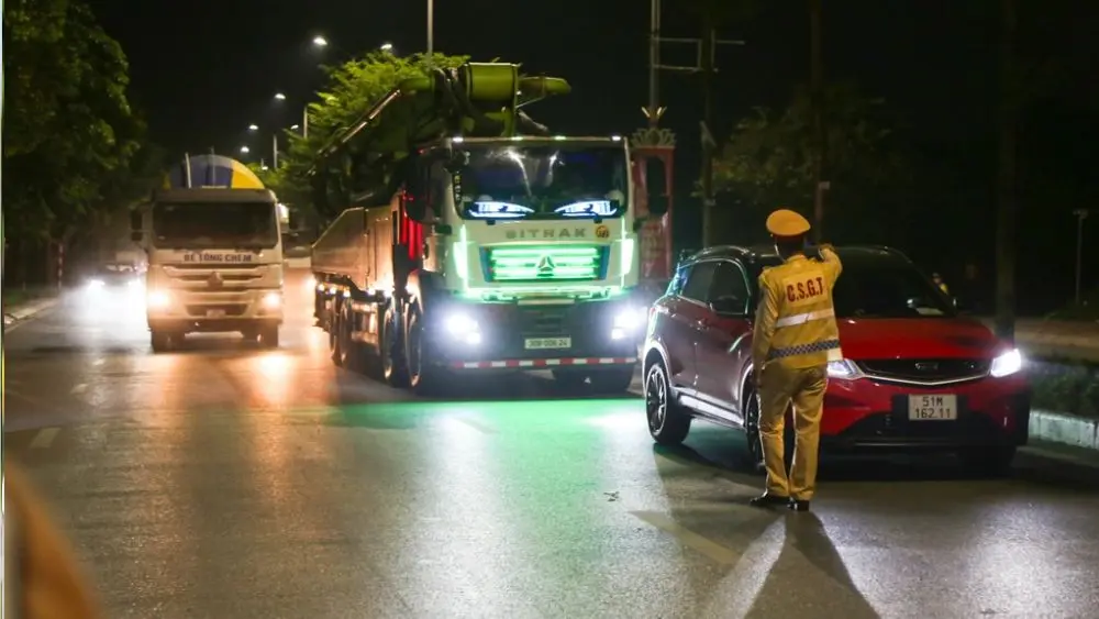 CSGT Hà Nội xử phạt tài xế xe tải độ đèn LED gây chói lóa, tiềm ẩn nguy cơ tai nạn giao thông.