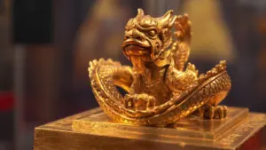 Ấn vàng Hoàng đế chi bảo được đại gia Bắc Ninh Nguyễn Thế Hồng mua tại Pháp với tổng chi phí hơn 153 tỷ đồng sau nhiều cuộc thương thảo.
