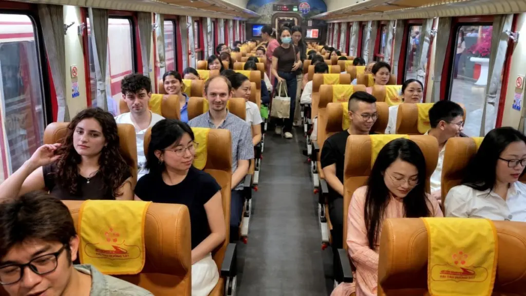 Tàu NA2 tuyến Vinh - Hà Nội sẽ dừng tại ga Phủ Lý từ ngày 1/11, giúp người dân miền Trung thuận tiện đến khám chữa bệnh tại Bệnh viện Bạch Mai.