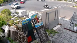 Camera ghi lại vụ bé trai 15 tuổi lái ô tô tải rời khu đô thị Phú Cường, An Giang. Công an nhanh chóng bắt giữ và thu hồi phương tiện.