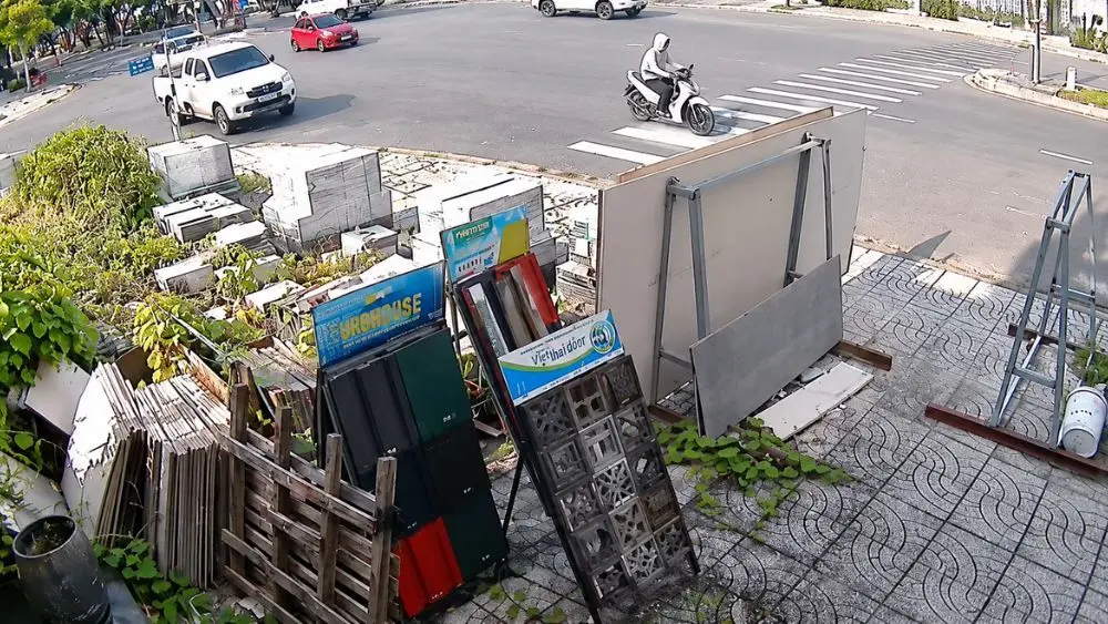 Camera ghi lại vụ bé trai 15 tuổi lái ô tô tải rời khu đô thị Phú Cường, An Giang. Công an nhanh chóng bắt giữ và thu hồi phương tiện.