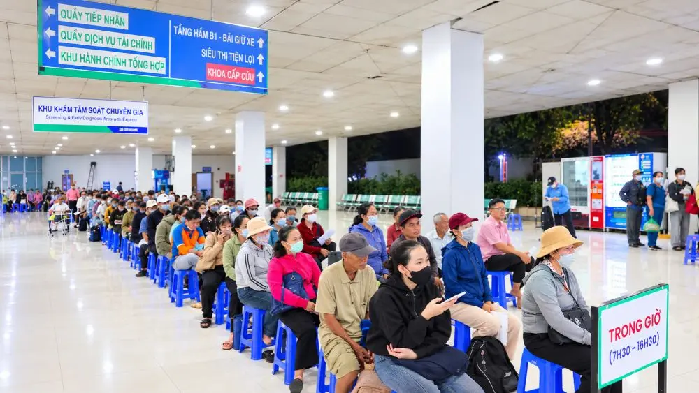 Bệnh nhân ung thư chờ xạ trị tại Bệnh viện Ung Bướu TP.HCM, đối mặt với thời gian chờ kéo dài từ sáng đến khuya. Đọc để hiểu thực trạng.