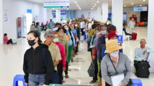Bệnh nhân ung thư xếp hàng từ rạng sáng tại Bệnh viện Ung Bướu TP.HCM, phản ánh áp lực quá tải trong khám và điều trị.