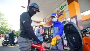 Trước đà tăng giá xăng dầu, Bộ Công Thương yêu cầu doanh nghiệp đảm bảo nguồn cung và tuyệt đối không găm hàng chờ tăng giá.