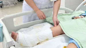 Đau nhói khi xỏ dép đi chợ, người phụ nữ tự đắp lá ớt rồi nhập viện trong tình trạng chân hoại tử. Bác sĩ cảnh báo nguy cơ từ cách xử lý sai.