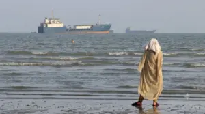 Hai tàu hàng liên tiếp chìm ở eo biển Hormuz do trúng đạn giữa lúc căng thẳng Mỹ - Iran leo thang, đe dọa chuỗi cung ứng toàn cầu.