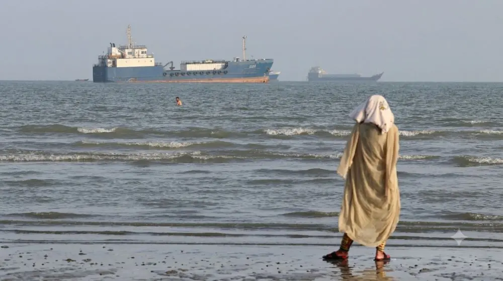 Hai tàu hàng liên tiếp chìm ở eo biển Hormuz do trúng đạn giữa lúc căng thẳng Mỹ - Iran leo thang, đe dọa chuỗi cung ứng toàn cầu.