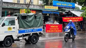 Chủ tịch Hà Nội yêu cầu kiểm tra, đề xuất nơi kinh doanh tạm cho gần 200 tiểu thương chợ Kim Liên sau khi chợ dừng hoạt động.