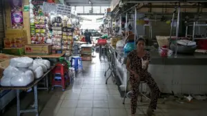Sức mua tại nhiều chợ truyền thống giảm mạnh trước áp lực từ thương mại điện tử. Liệu chợ mạng có đang hút hết khách của chợ truyền thống?