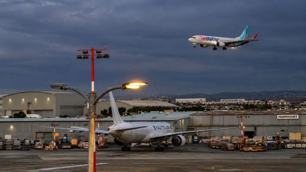 Chuyến bay flydubai gặp sự cố nghiêm trọng, phải hạ cánh khẩn cấp tại Ả Rập Xê Út. Israel đề nghị điều máy bay đón hành khách nhưng bị từ chối.