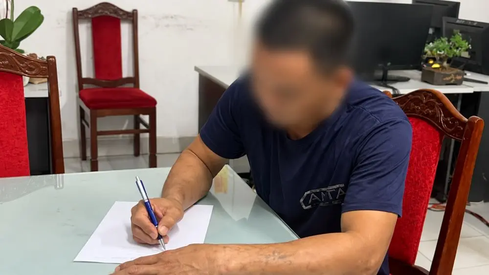 Công an xã Gia Phúc làm việc với người phát trực tiếp trên Facebook bằng ngôn từ thô tục, yêu cầu gỡ nội dung và cam kết không tái phạm.