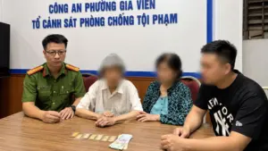 Công an phường Gia Viên, Hải Phòng hỗ trợ cụ ông 92 tuổi đi lạc trong đêm, mang theo 7 cây vàng, trở về với gia đình an toàn.