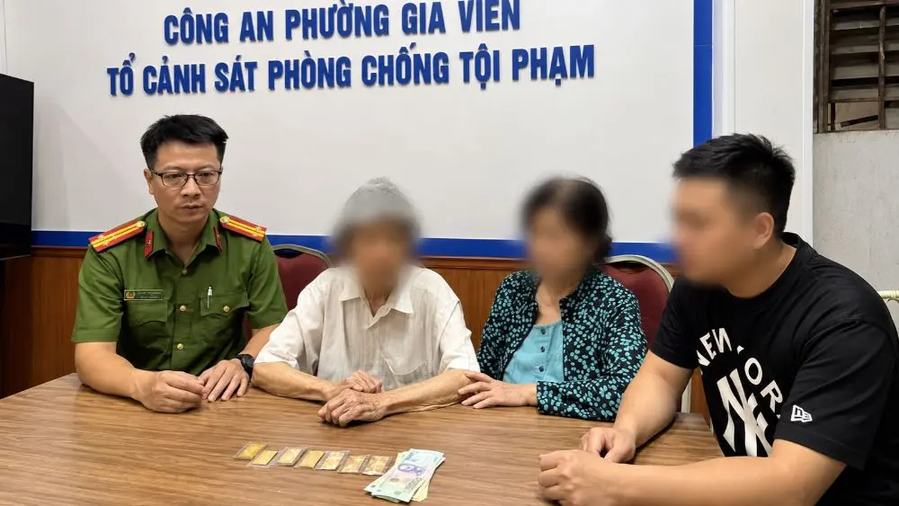 Công an phường Gia Viên, Hải Phòng hỗ trợ cụ ông 92 tuổi đi lạc trong đêm, mang theo 7 cây vàng, trở về với gia đình an toàn.
