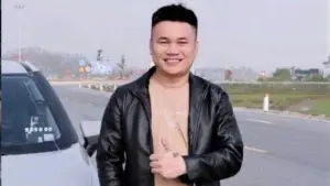 Tài xế taxi Dương Đình Tuấn phát hiện bé gái 14 tuổi có dấu hiệu bị dụ dỗ đi gặp bạn trai qua mạng và đưa em đến công an.