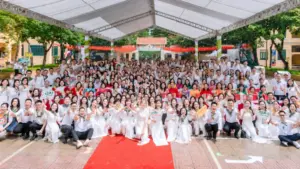 Hơn 320 cựu học sinh Ngô Quyền niên khóa 2003-2006 hội ngộ sau 20 năm, cùng thầy cô ôn lại ký ức tuổi học trò.
