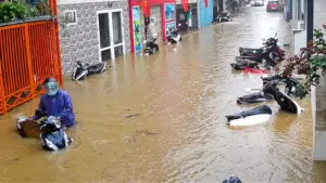 Đà Lạt ngập sâu sau mưa lớn, nhiều xe máy chìm trong nước. Hình ảnh ngập úng tại khu dân cư cho thấy tình trạng ngập nghiêm trọng ở phố núi.