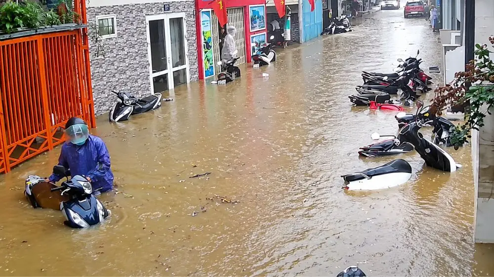 Đà Lạt ngập sâu sau mưa lớn, nhiều xe máy chìm trong nước. Hình ảnh ngập úng tại khu dân cư cho thấy tình trạng ngập nghiêm trọng ở phố núi.