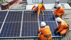 EVN thông tin về điện mặt trời mái nhà, trong đó chỉ 70 khách hàng đăng ký bán điện dư lên lưới sau khi Nghị định 243 có hiệu lực. VietNamNet News