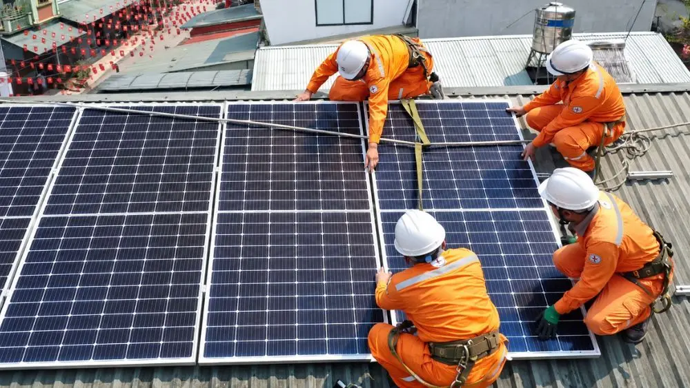 EVN thông tin về điện mặt trời mái nhà, trong đó chỉ 70 khách hàng đăng ký bán điện dư lên lưới sau khi Nghị định 243 có hiệu lực. VietNamNet News