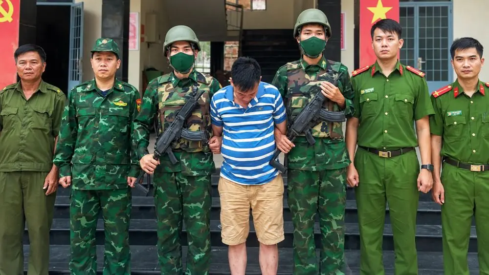 Trần Thành Long, đối tượng truy nã đặc biệt nguy hiểm về tội lừa đảo chiếm đoạt tài sản, bị bắt tại khu vực cửa khẩu Mộc Bài.