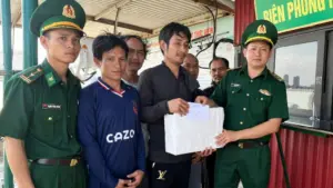 Năm ngư dân Nghệ An được cứu sau sự cố chìm tàu trên biển, được Đồn Biên phòng Nhật Lệ tiếp nhận, chăm sóc và động viên.