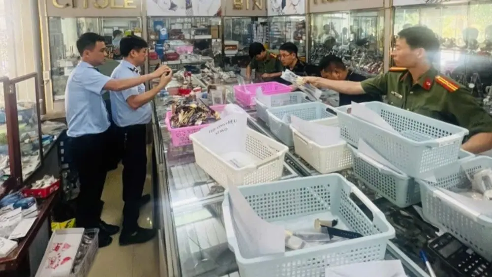 Chủ cửa hàng bị phát hiện bày bán hơn 2.000 đồng hồ giả mạo 10 thương hiệu nổi tiếng.