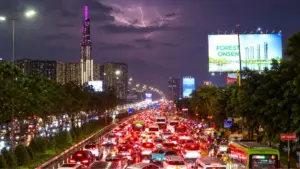 Gần 4.000 tia sét xuất hiện tại TP HCM trong hai ngày mưa lớn. Hình ảnh giông sét trên bầu trời thành phố tối 1/10.